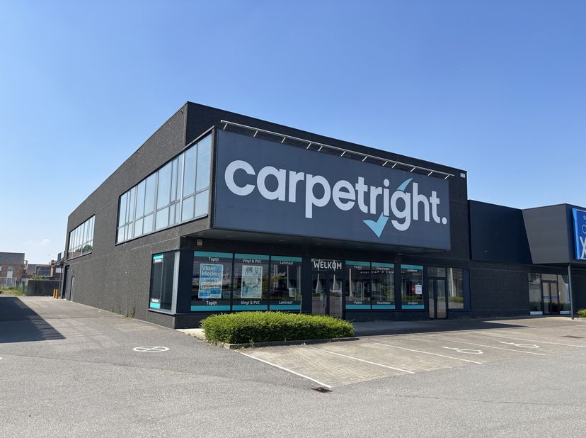 Commerciële ruimte van 706 m² winkelruimte + 58 m² traphal op de 1e verdieping van het Rolarius Shopping Center in Roeselare. Deze perifere winkelruim