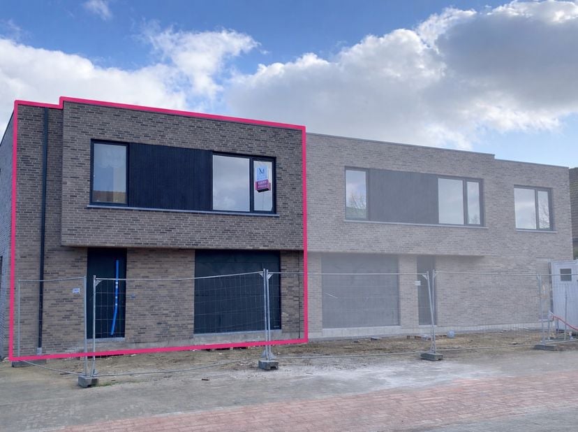 Deze stijlvolle nieuwbouwwoning in de hospitaalstraat met strakke architectuur springt direct in het oog en zet de toon voor wat je binnen mag verwach