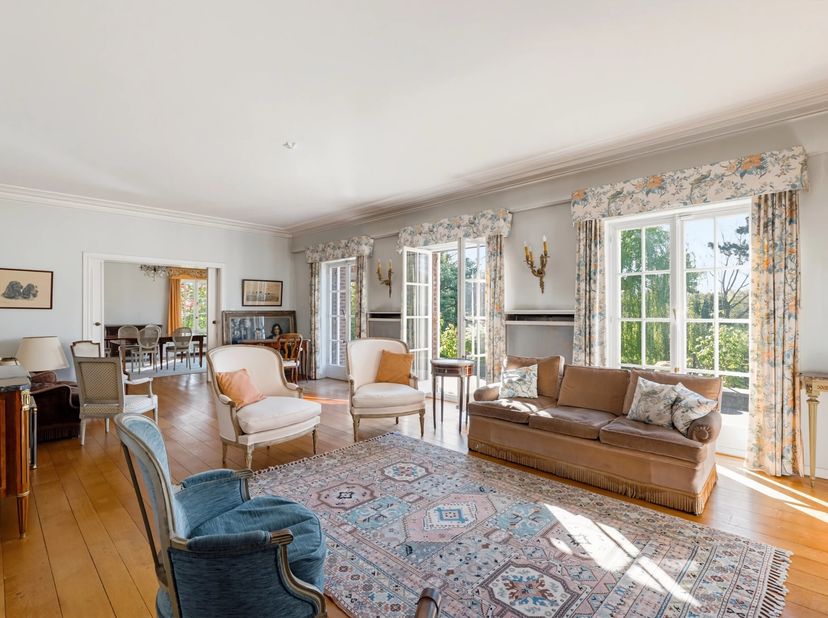 Deze prachtige villa in Ukkel biedt een royale woonoppervlakte van 638 m² en is ideaal voor grote gezinnen of liefhebbers van ruimte en comfort. Het h