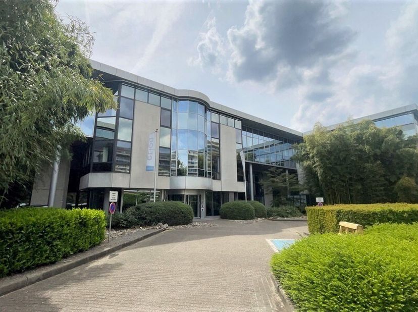 Espace de bureau de 65m² au 2ème étage<br />
Emplacement : facilement accessible via l'A12 et l'E19<br />
Spécifications : double vitrage, espace ouve