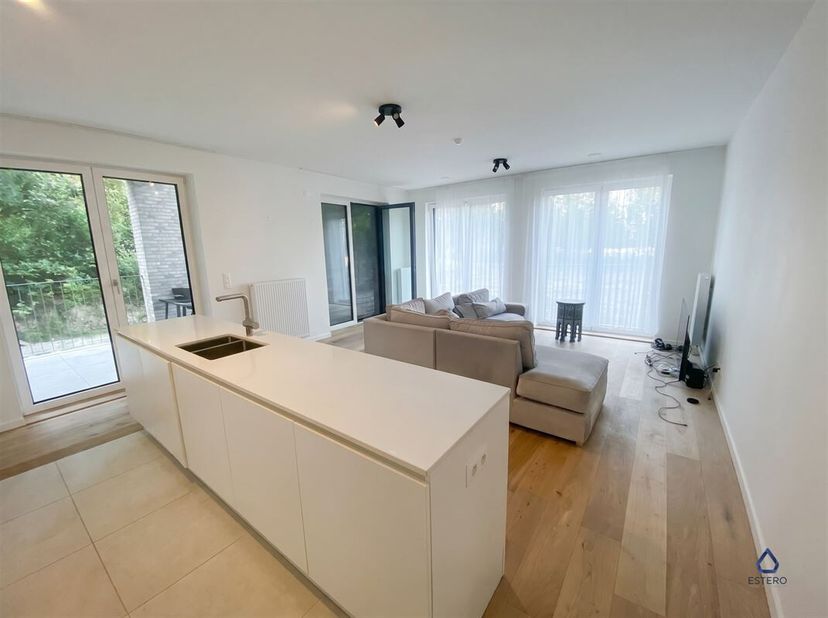 Welkom in deze moderne en comfortabele appartement gelegen in het hart van Brussel aan Tour &amp; Taxis. Met een ruime bewoonbare oppervlakte van 100m², b