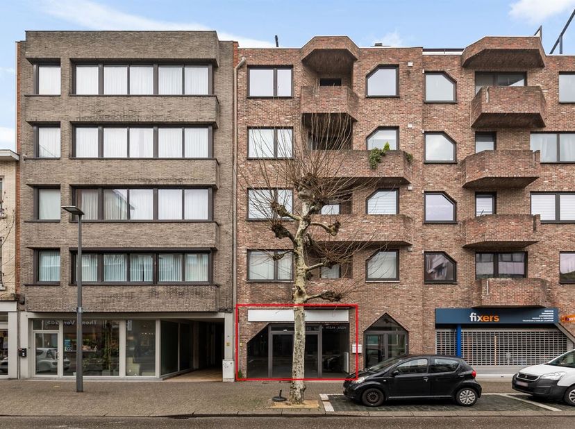 Kantoor-/winkelruimte op centrale ligging<br />
Deze commerciële ruimte met ingerichte kantoor-/winkelruimte bevindt zich op een strategische locatie