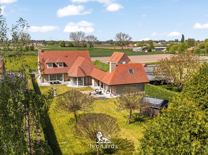 Dans la Gaversstraat 16 à Kruishoutem se trouve cette villa de standing parfaitement entretenue et prête à emménager, située sur un magnifique terrain