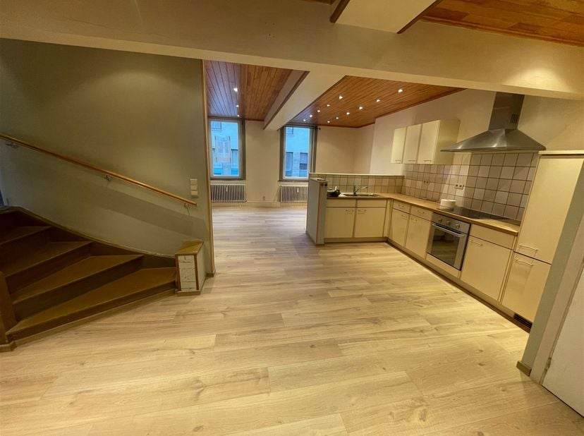 Prachtig appartement met 2 slaapkamers van +/- 85 m², ideaal gelegen in het hart van Antoing, vlak bij alle voorzieningen.<br />
<br />
Het appartem