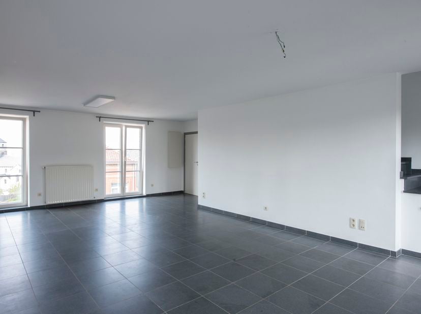 Charmant duplex-appartement met 2 slaapkamers in rustig Sluizen<br />
Comfortabel wonen in een karaktervol voormalig schoolgebouw, op een rustige loca