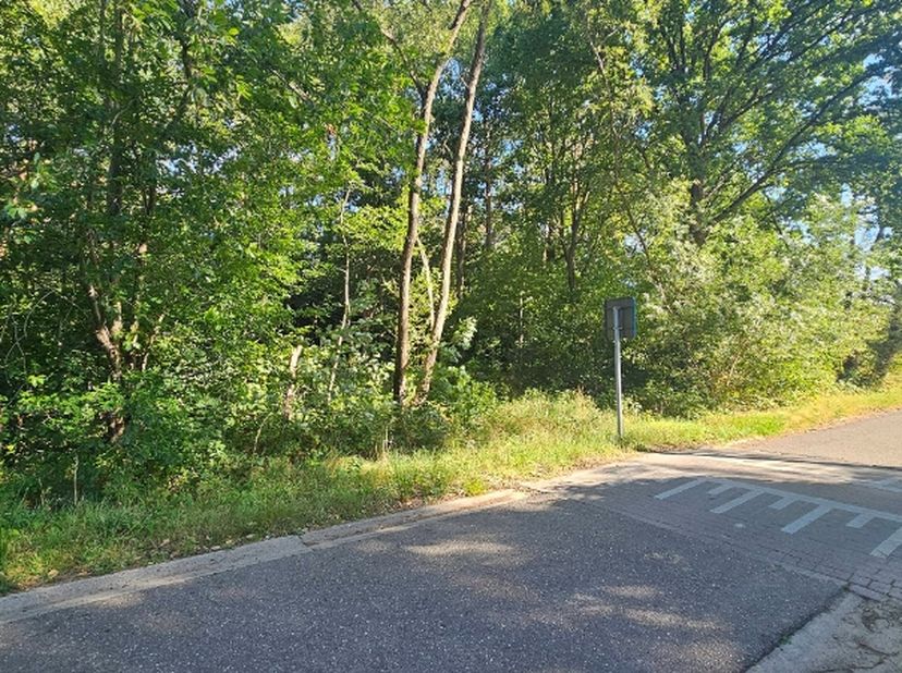 Rustig gelegen perceel bouwgrond van 7a02ca voor open bebouwing. Zuiden vooraan.<br />
Perceelsbreedte ±19m.<br />
Perceelsdiepte: circa 38m.<br />
Bo