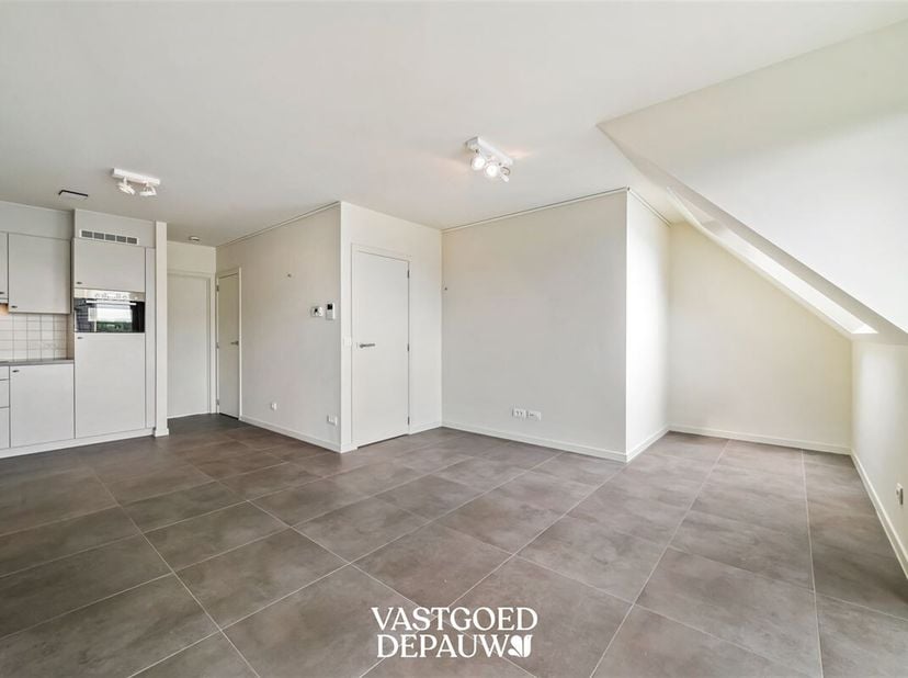 À la recherche d'un appartement prêt à emménager dans un endroit idéal ? Cet appartement duplex raffiné, situé au centre d'Oostkamp, allie confort mod