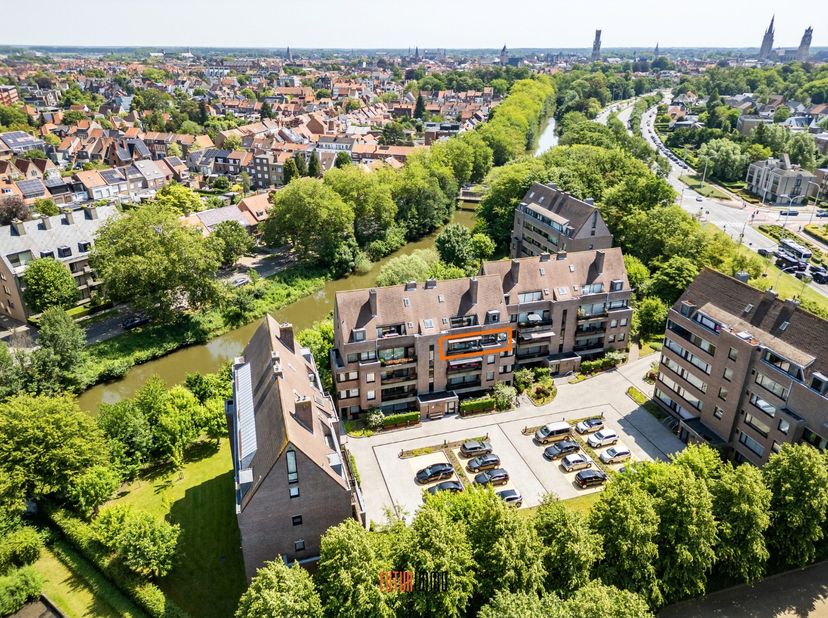 Centraal en rustig gelegen appartement in residentie Cypres, dat deel uitmaakt van het Canadezenhof, met magnifiek uitzicht, vlakbij Brugge centrum en