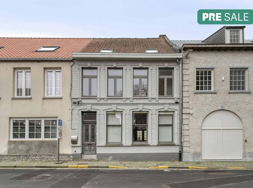 Maison prête à emménager et bien entretenue à vendre dans le centre d'Izegem. Cette agréable maison familiale a une surface habitable de 155 m² et dis