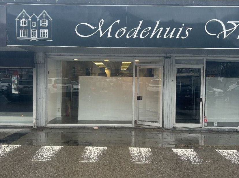 Centraal gelegen handelspand (91m²): Centrum van NeerpeltZeer veel parkeermogelijkheden voor de deur en in de directe omgevingOnmiddellijk beschikbaar