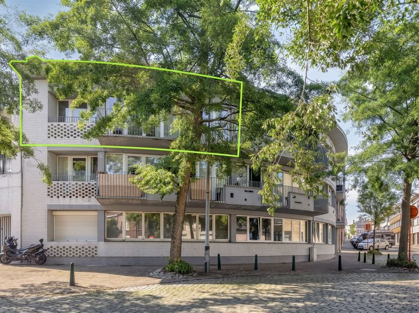 Gerenoveerd appartement centrum Halle<br />
Indeling: op het 2de verdiep (geen lift): inkomhal met vestiaire, woonkamer met open keuken (kookplaat en
