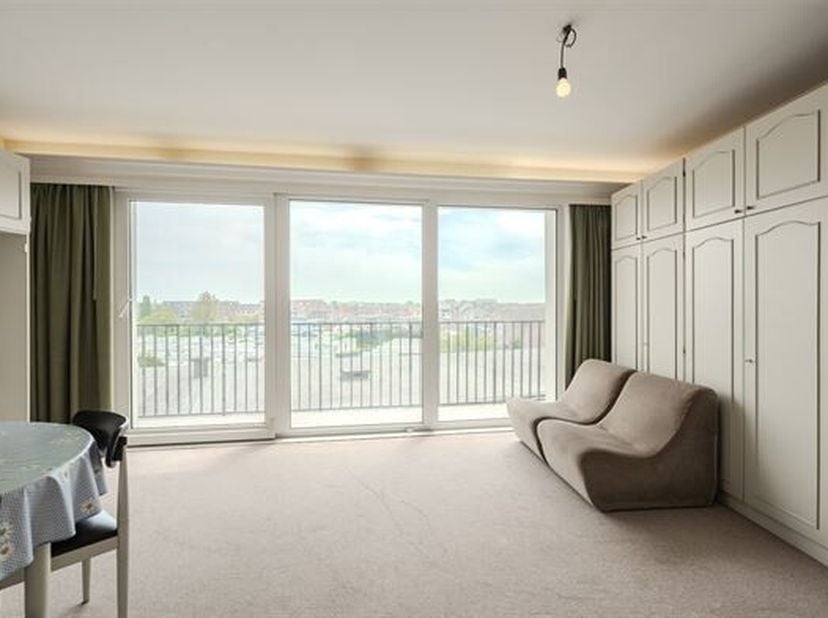 Welkom in dit charmante appartement in Middelkerke, een ideale pied-à-terre aan de Belgische kust. Dit goed onderhouden appartement biedt een totale o