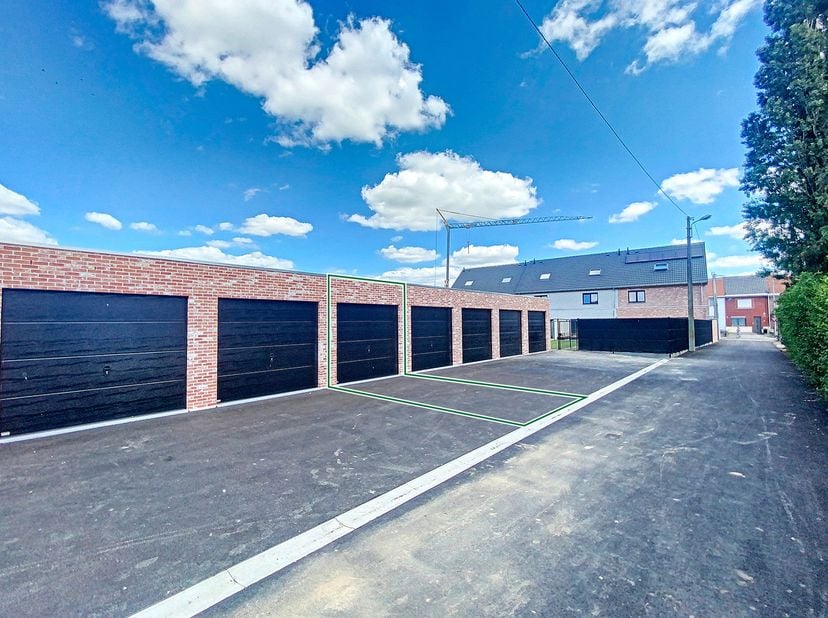 Garage neuf avec place de parking à l'avant à proximité de la chaussée des Ballons.<br />
Caractéristiques : façade à l’avant en briques, murs intérie