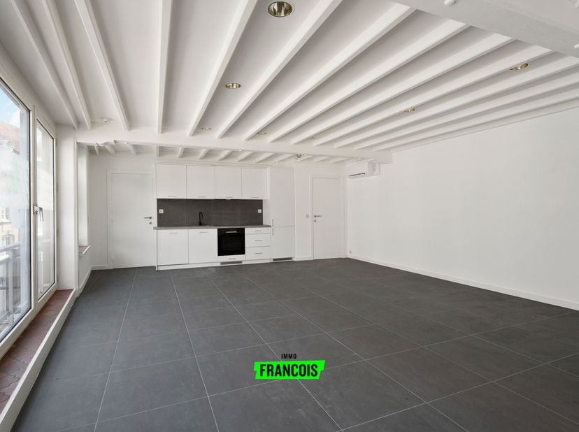 Gelegen in het centrum van Poperinge, in de Gasthuisstraat, vinden we dit instapklare en ruim appartement. Met een bewoonbare oppervlakte van 117 m² g