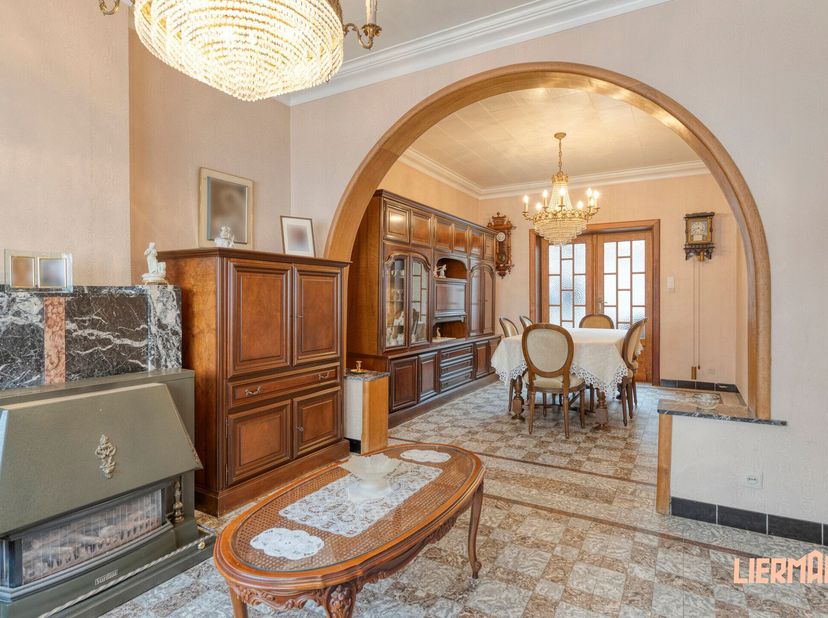 - Bezoeken enkel op afspraak -<br />
Bent u op zoek naar een ruime en solide woning boordevol charme, gelegen op een toplocatie nabij het centrum van
