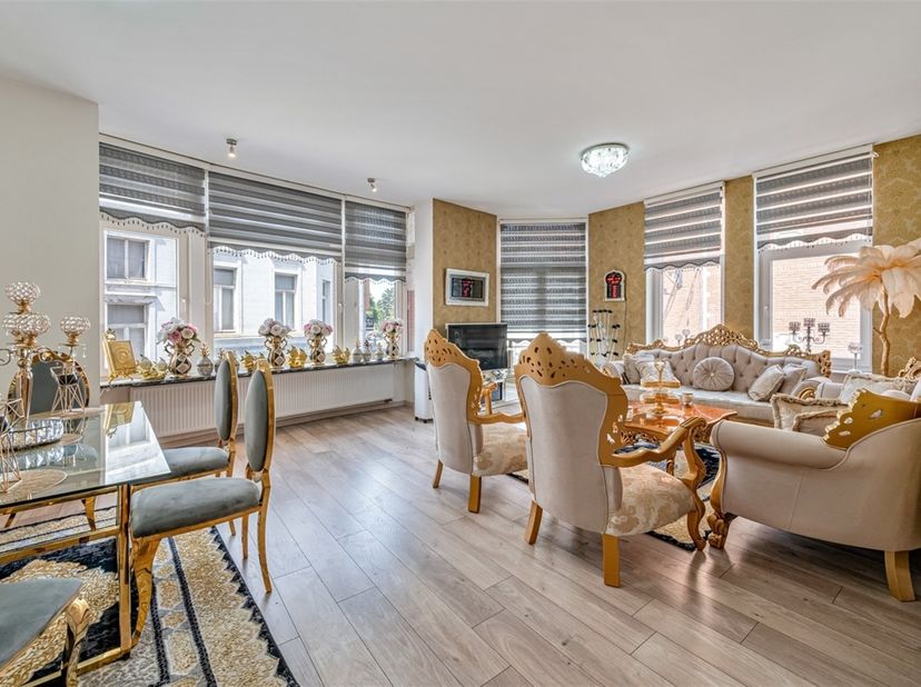 Bent u op zoek naar een appartement met potentieel op een centrale ligging in Aalst? Dan is dit appartement op de tweede verdieping zeker het ontdekke