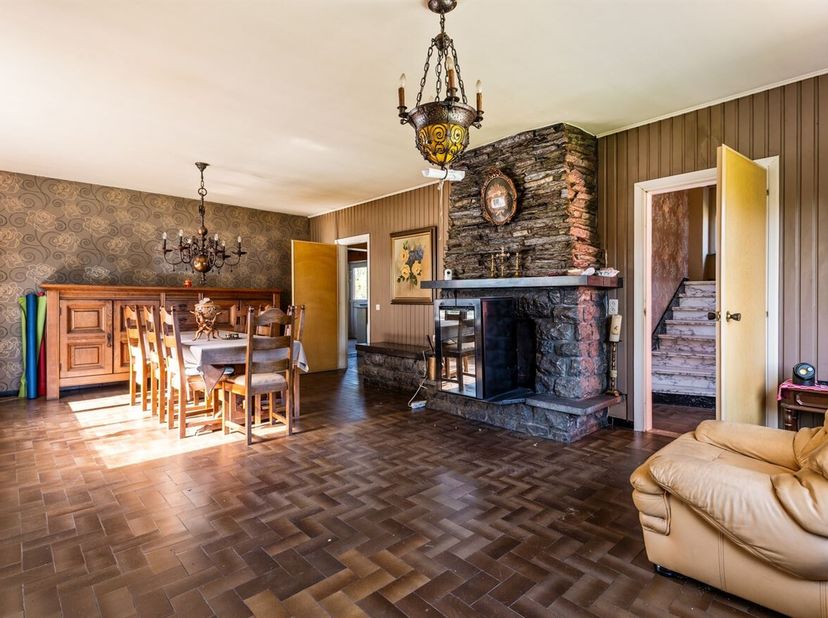 Maison individuelle avec 4 chambres sur un beau terrain d'environ 1.500 m², où l'espace et l'intimité sont au centre des préoccupations.<br />
Avec un