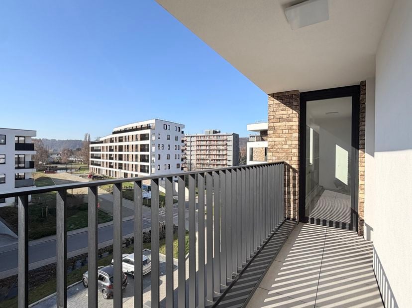 Situation et informations générales<br />
L’immobilière Hendrix vous propose ce lumineux appartement de ±90 m² comprenant 2 chambres, un séjour spacie