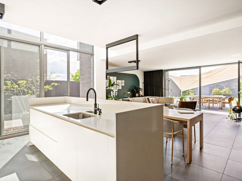Eigentijdse architectuur ontmoet ultieme flexibiliteit in Retie<br />
Licht, ruimte en topkwaliteit komen samen in deze moderne gezinswoning met een m