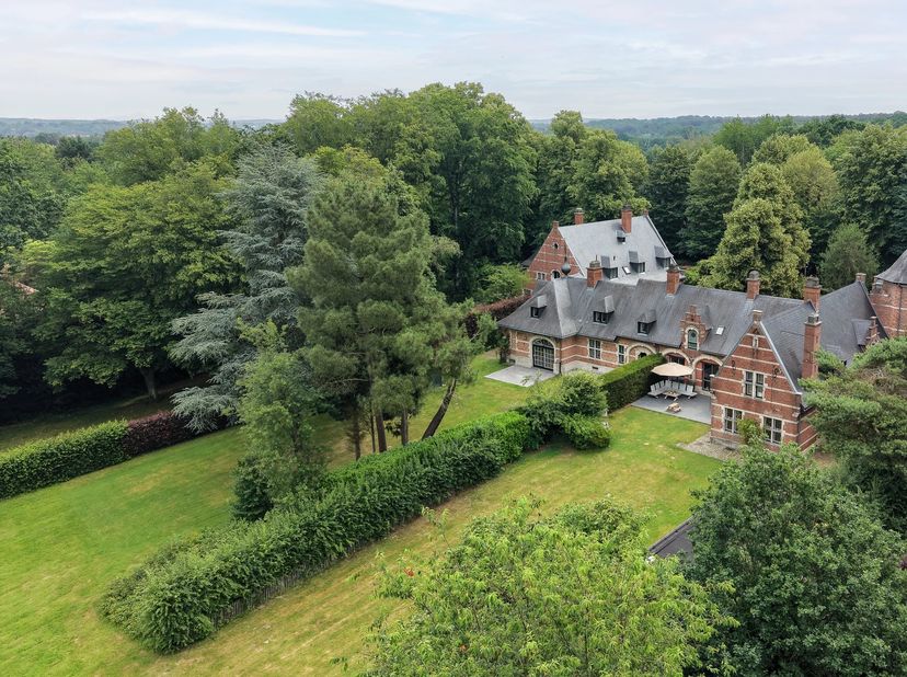 Bien présentée par Elisabeth du Chastel : 0495 79 78 58 / elisabeth.duchastel@victoire.be<br />
Victoire Junot vous propose cette superbe maison de 25