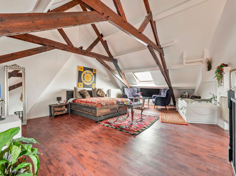 Volledig gerenoveerde eengezinswoning  4 slaapkamers, waaronder een ruime master suite met jacuzzi  217 m² bewoonbare oppervlakte  conforme elektricit