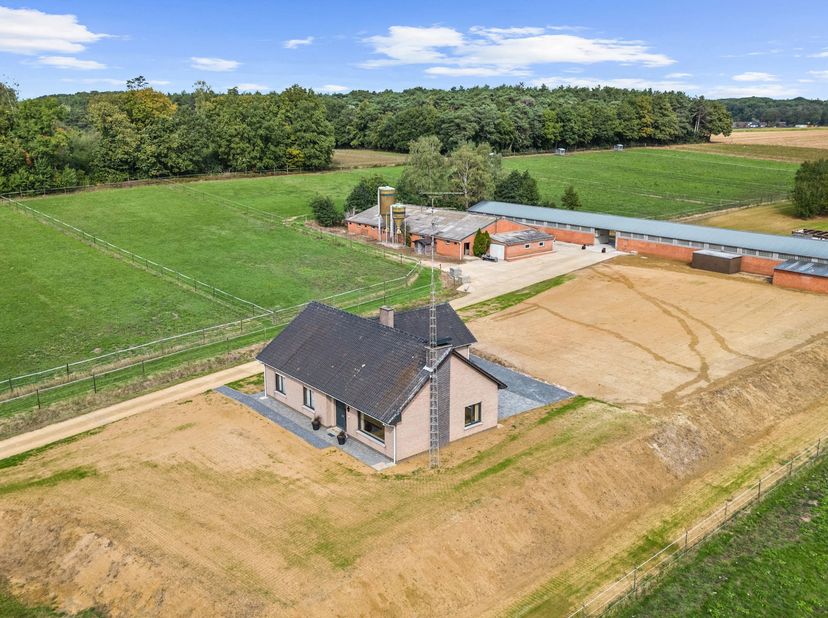 NIEUWE VOORWAARDEN!!<br />
SCHAFFEN – Landbouwwoning op+/- 6,7 ha grond en paardenstalling<br />
Deze charmante landbouwwoning met unieke mogelijkhede