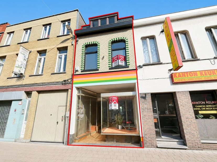 [[ CE BIEN PARTICIPE À LA JOURNÉE MAISONS OUVERTES ERA LE 13/6 DE 11:00 À 12:00 ]]Situé au cur de Roulers, à proximité de la gare, des commerces, des