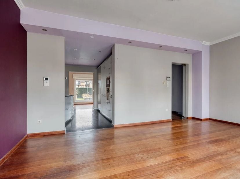 UNIEK HANDELSPAND VAN 110M² MET DUPLEXAPPARTEMENT VAN 146 M² MET 3 SLPK IN LANAKEN CENTRUM<br />
Op zoek naar een handelsruimte of  kantoor in het cen