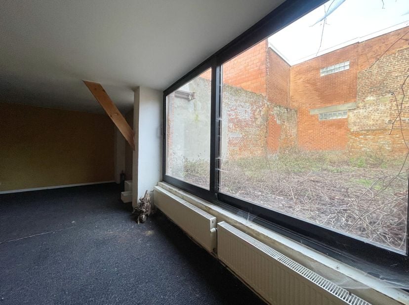 Dans une petite copropriété de 4 unités (actuelles), au sein d'un bâtiment d'antan bien conservé. Situé en centre-ville, proche du parc d'Enghien, des
