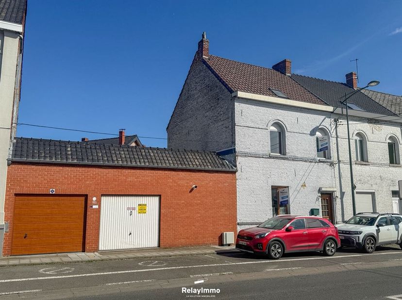 Stadswoning met 96 m2 woonoppervlak (exclusief kelder en garage) met twee slaapkamers, garage van 20 m2 en binnenplaats.<br />
Ideaal huis voor een in