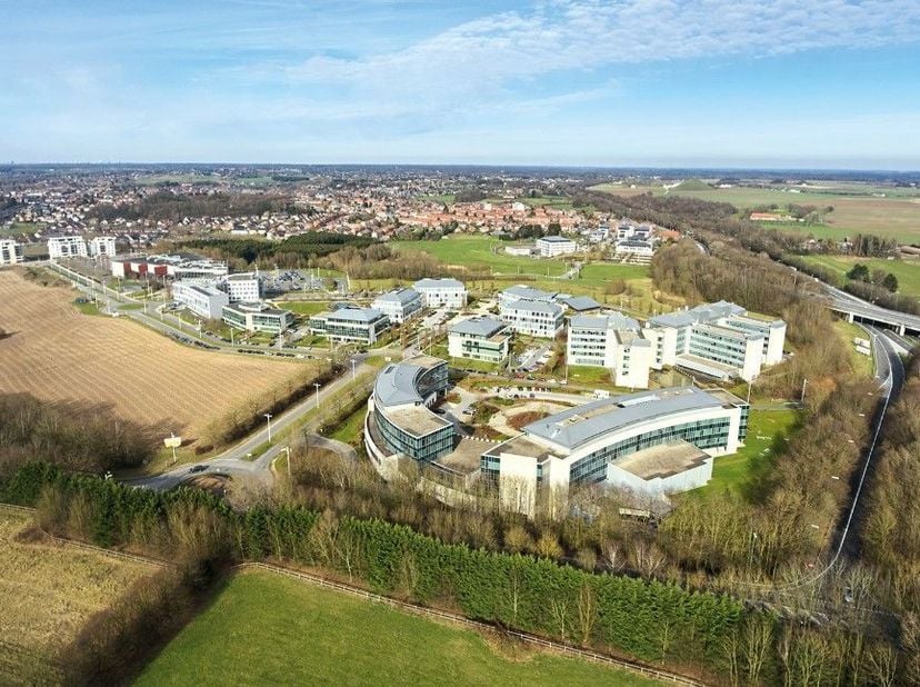 Parc d'affaires multifonctionnel phénoménalement situé avec des bureaux de 186 m² à 2.108 m² à louer à proximité de la sortie 24 du R0 à Eigenbrakel.