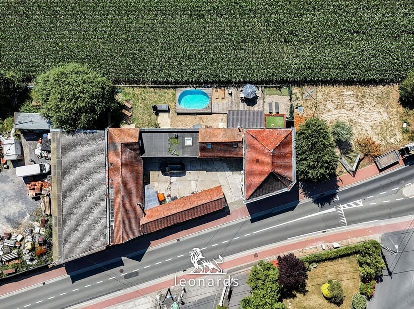 Op een uitstekende locatie aan de stadsrand van Waregem, met een vlotte verbinding naar de E17, bevindt zich deze uitzonderlijke vierkantshoeve op een