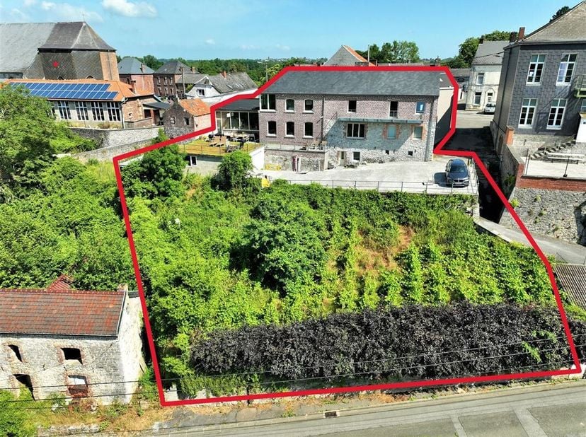Immeuble de rapport à vendre, à Solre Saint Géry, composé dune maison dhabitation, de deux logements distincts, dun entrepôt et dun garage.<br />
-Un