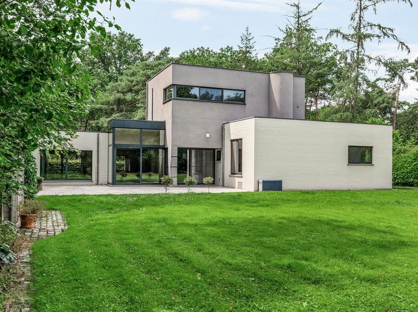 Deze villa is gelegen aan de Kiwilaan 18 in Zoersel, in een rustige en bosrijke woonomgeving. De woning bevindt zich in een residentiële straat met we