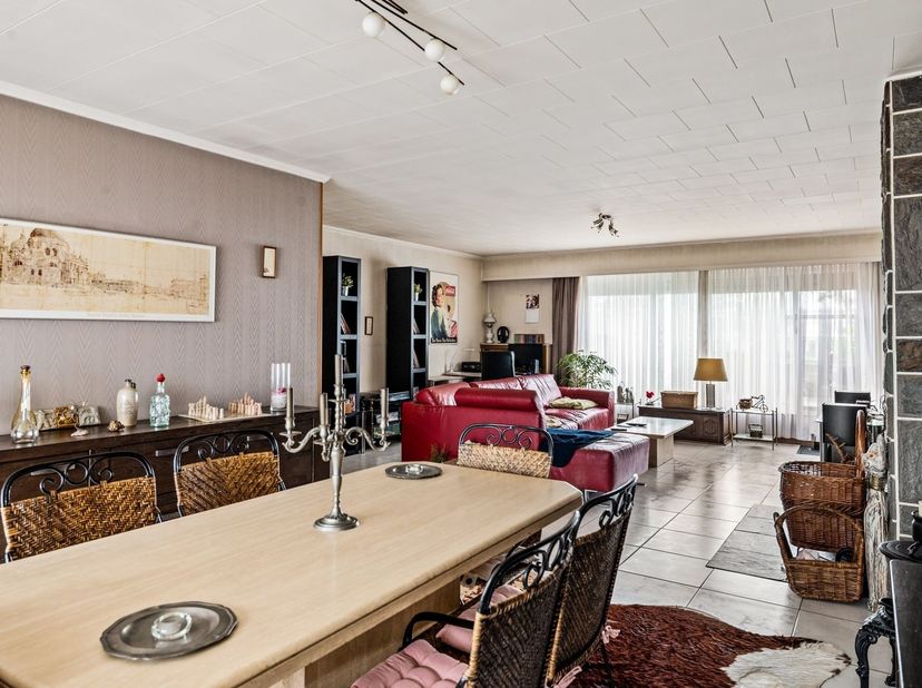 Appartement sur le toit avec 2 chambres, 2 terrasses spacieuses sur le toit et garage box<br />
<br />
Ce spacieux et lumineux appartement sur le to