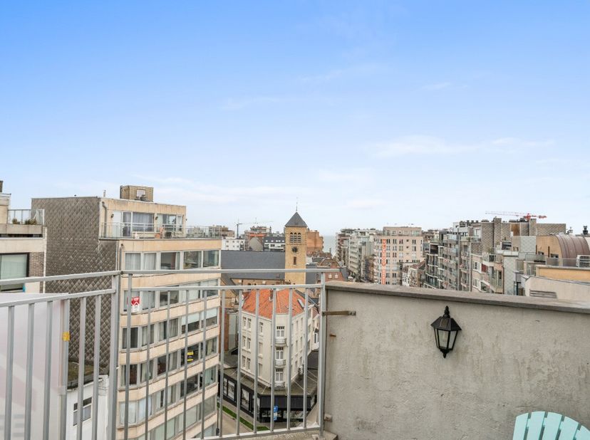 [[ DIT PAND NEEMT DEEL AAN DE ERA OPEN HUIZEN DAG OP 13/6 VAN 9:30 TOT 10:30 ]] De Panne: Op te frissen penthouse met ruim zonneterras! Bent u op zoek