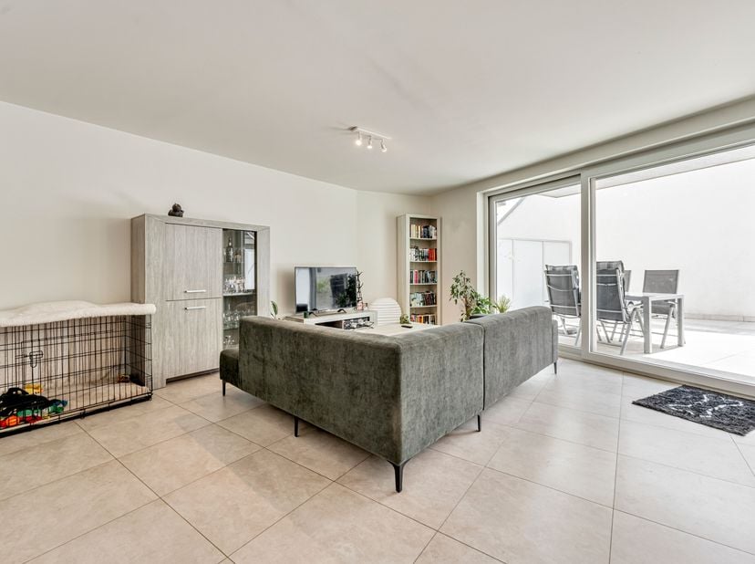 Instapklaar appartement met groot terras te koop in Menen<br />
We vinden het appartement op de eerste verdieping en betreden het via de inkomhal. Van