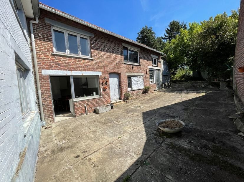 Deze volledig te renoveren woning heeft volgens ons heel erg veel potentieel. Daarom vroegen we AI om de binnenkoer en de leefruimtes eens te renovere