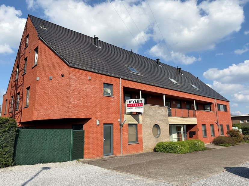 In residentie Graaf de Theux, bieden wij dit aangenaam en verzorgd duplex appartement gelegen op Suskaberg, vlak bij het centrum van Heusden. Dankzij