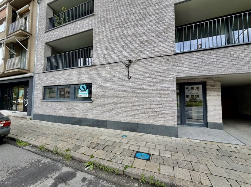 Recent gelijkvloers appartement te huur in het centrum van Eeklo. <br />
Winkels, scholen, openbaar vervoer e.d. bevinden zich in de nabije omgeving. 