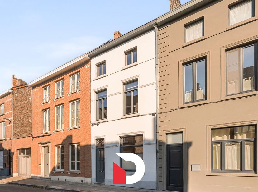 Deze charmante en verrassend ruime stadswoning is gelegen in de gegeerde woonwijk Kristus-Koning, dichtbij scholen, winkels, ontspanning, parken, inva