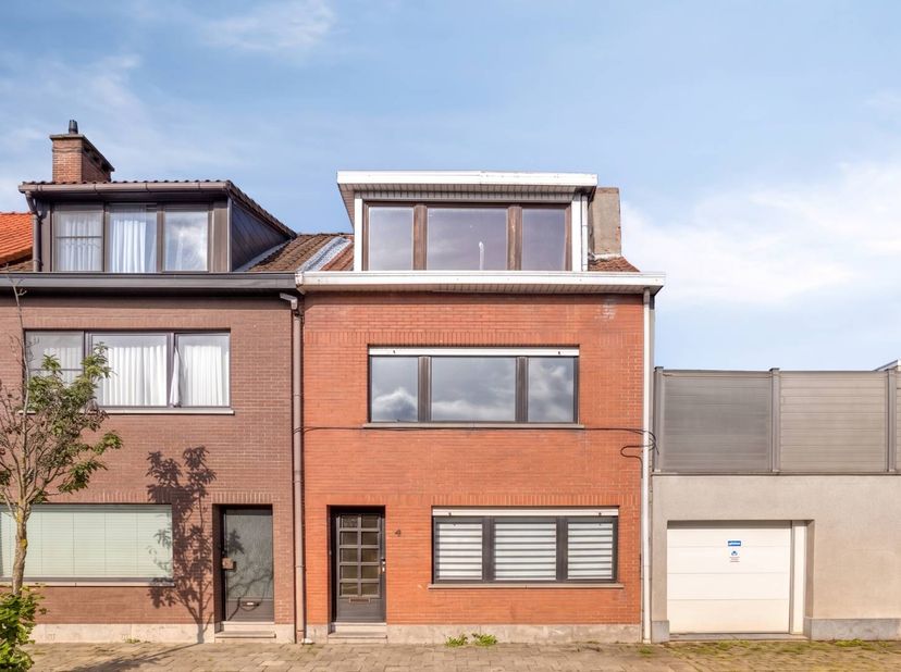 Indeling:<br />
<br />
Gelijkvloerse verdieping:<br />
- inkomhal<br />
- woon- en eetkamer<br />
- gedeeltelijk uitgeruste keuken <br />
- badkamer (