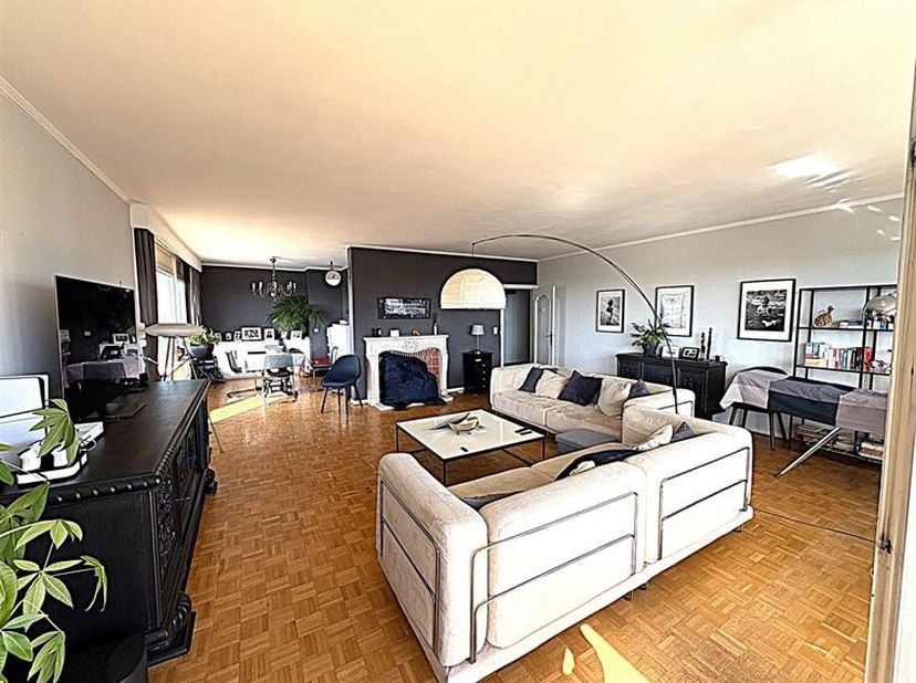 Boulevard Louis Mettewie: Au 25ème étage de la résidence "IRIS", Mejama real Estate vous propose ce lumineux appartement 3 chambres d'une superficie d