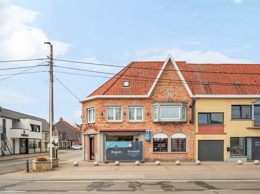 Te koop: veelzijdig handelspand met woonst in Beveren-Leie<br />
<br />
Centraal gelegen in Beveren-Leie bevindt zich deze veelzijdige eigendom waar