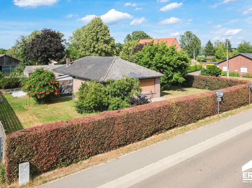 Rustig gelegen bungalow op ruim hoekperceel van 996 m² in het groene Wijchmaal.Op een uitstekende locatie in het landelijke Wichmaal bevindt zich deze