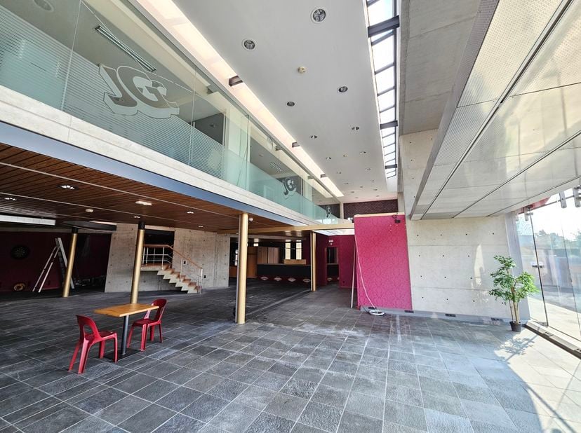 Semi-industrieel gebouw met zichtlocatie gelegen op het industrieterrein Genk-Zuid, vlak op de scheiding met Zutendaal, op enkele kilometers van zowel