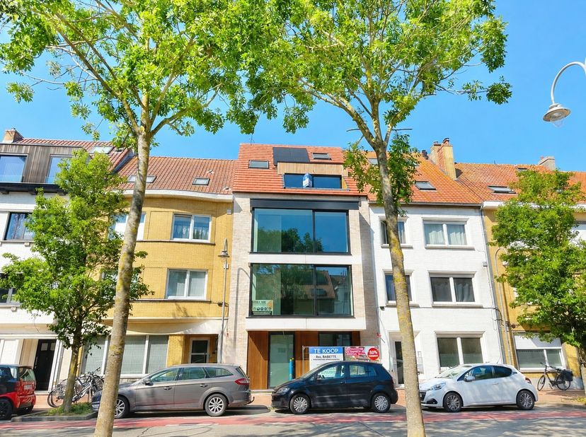 Op de tweede verdieping van Residentie "Babette" in de Bondgenotenlaan 16 te Heist-aan-Zee bevindt zich dit aangenaam 2 slaapkamer appartement dat rui