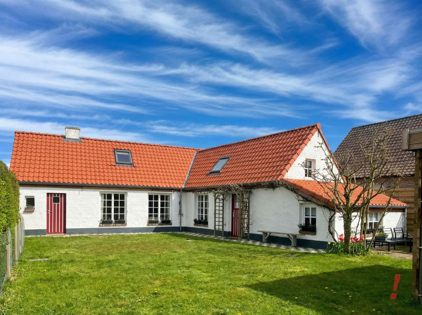 Knusse , karaktervolle landelijke woning bestaande uit inkomhal, gastentoilet, lichtrijke woonkamer met zicht op de tuin, aparte ingerichte leefkeuken