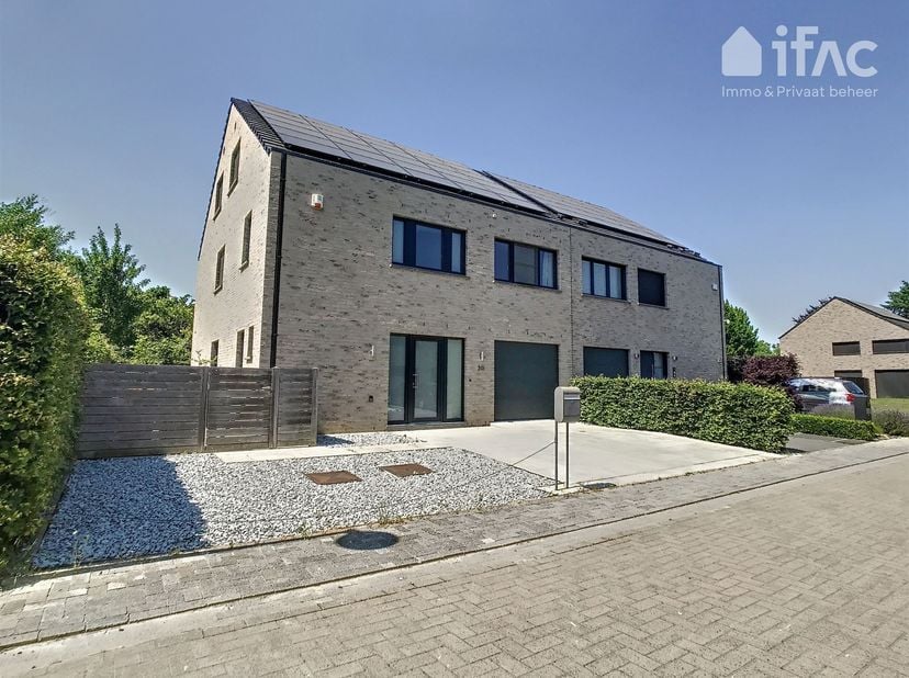 Prachtige moderne villa met 5 slaapkamers gelegen in een doodlopende straat in Wezembeek-Oppem.  De woning heeft een energiescore van -13,24kWh A+ doo