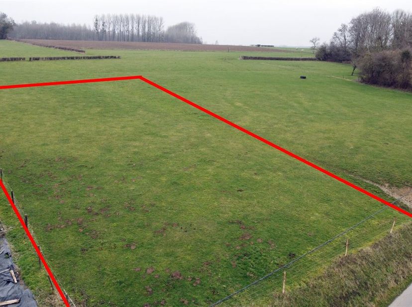 LOT 1 sur plan, Terrain à bâtir de 13 ares 72 ca proposant 27 mètres de façade.<br />
Situé en zone d'habitat à caractère rural.<br />
En petite haute